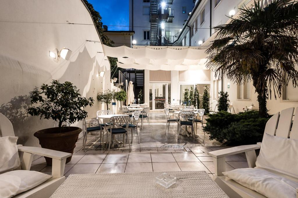 London 3* Viareggio